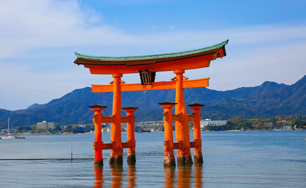 芦之湖海上鸟居